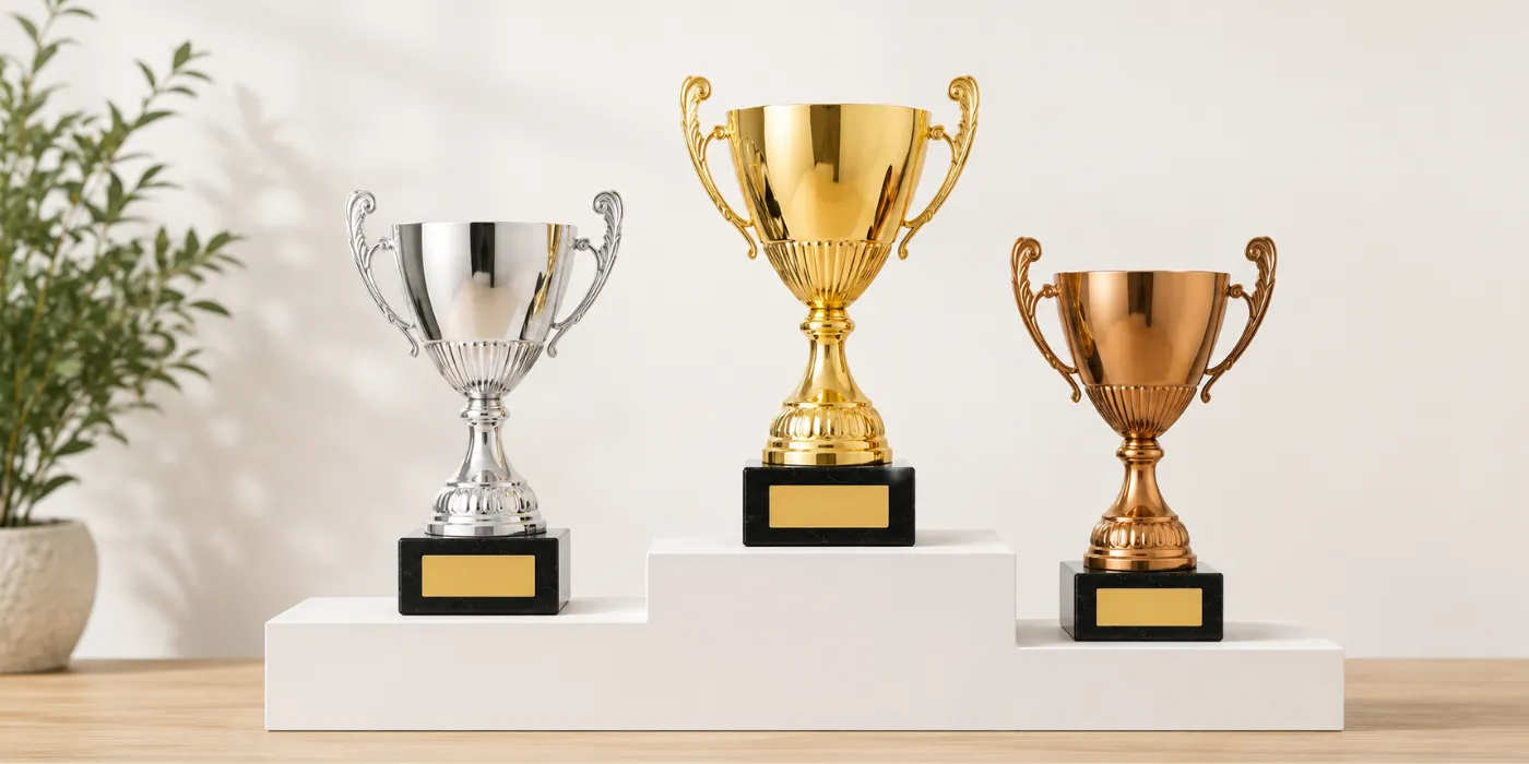 Sportbekers in goud, zilver en brons voor een pagina over wat kost een sportbeker